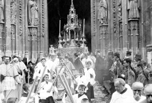 La procesión del Corpus. Salida de la custodia de la Catedral