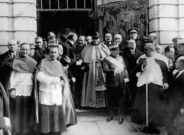 El arzobispo Don Pedro Segura presenciando el desfile de los alumnos de la...