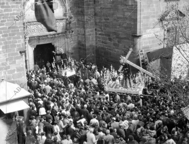 1928 (CA.) San Juan Evangelista precedido de la escultura del Padre Jesús en la...