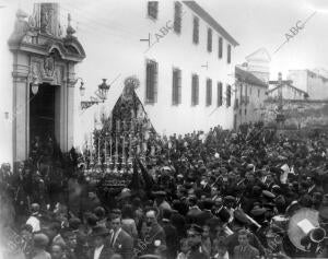 (CA.) Plaza del Cristo de los Faroles a la salida del hospital de San Jacinto de...