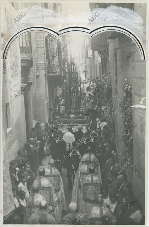 Corpus Christi, la custodia a su paso por la típica dcalle de Sillería, donde un...