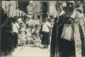 Corpus Christi, un grupo de niños vestidos de angelitos