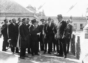 El Alcalde, Sr. Díaz Molero (3), y Otras Personas, en la terraza de la plaza de...