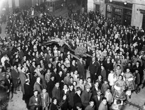 Paso de la comitiva por la calle de castilla