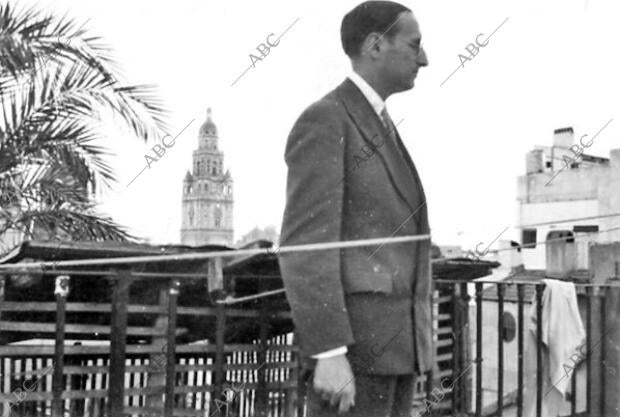 Jorge Guillén en la terraza de su Casa, Murcia, marzo de 1928 -fecha Aproximada