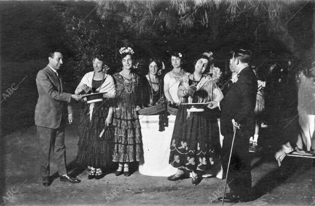 Muchachas cordobesas en la Feria de Nuestra Señora de la Salud