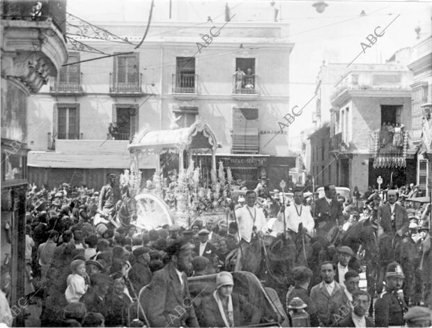 La carroza de plata de la Virgen A su paso por las Calles de Triana en dirección...