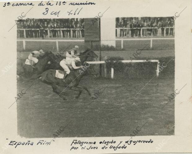 Llegada de los caballos en la tercera carrera de la decimotercera reunión, que,...