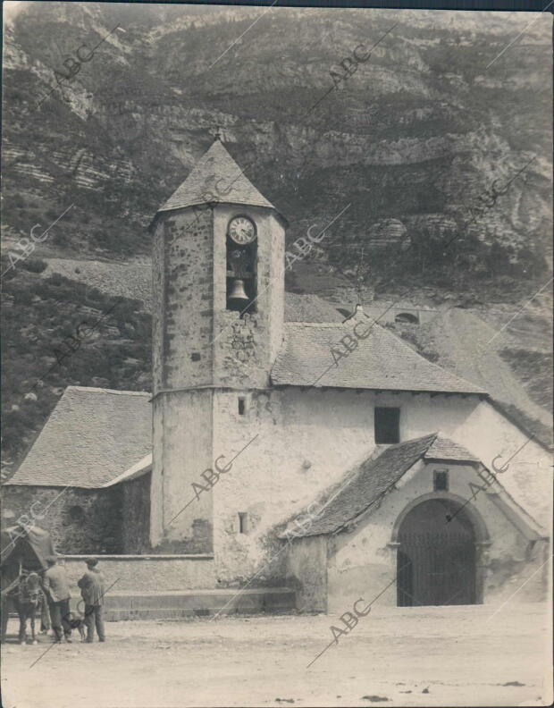 La línea que se ve por encima del tejado de la Iglesia, Es la del ferrocarril...