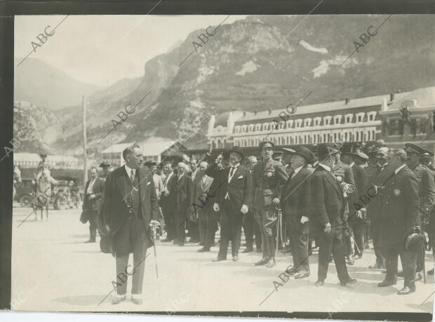 S.M. el Rey don Alfonso XIII y el presidente de la Republica francesa, Gaston...