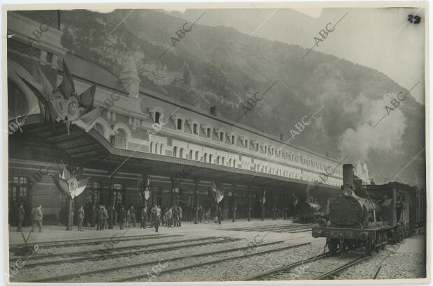 Canfranc (Huesca) 18/7/1928. Inauguración de la estación de Somport. En la...