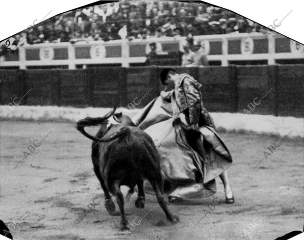 Una verónica de Nicanor Villalta en la plaza de toros de Santander en la segunda...