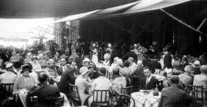 Aspecto de la terraza del casino de san Sebastián A la hora del té