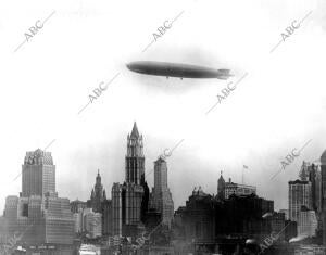 El dirigible "Conde Zepellín", a su llegada a Nueva York, navegando sobre los...