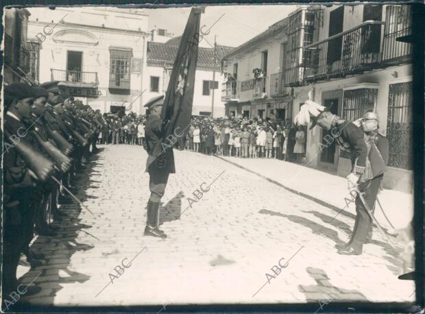 El nuevo gobernador militar de Gibraltar Sr. Godley Pasando Revsita A las Tropas