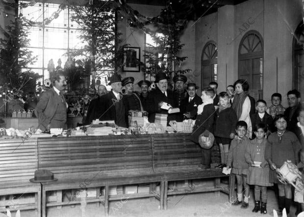 el Alcalde, Sr. Aristizabal, Repartiendo Juguetes A los Niños de las Escuelas...