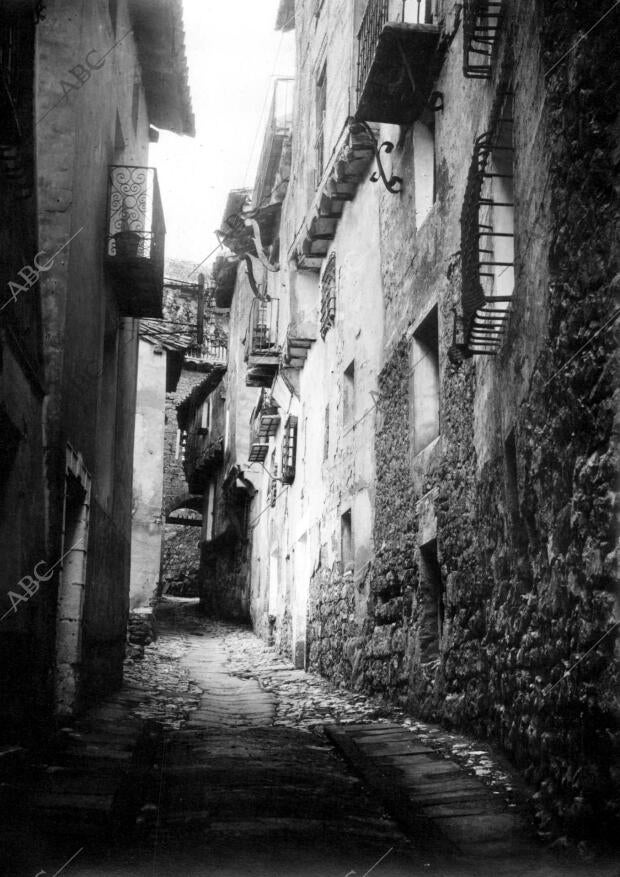 La calle mayor y principal de la ciudad Albaracín (Teruel)