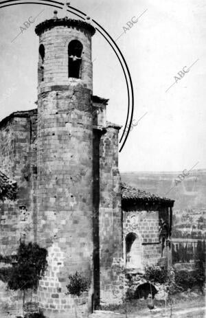 Vista de la iglesia de san Martín del pueblo Valderredible (Cantabria)