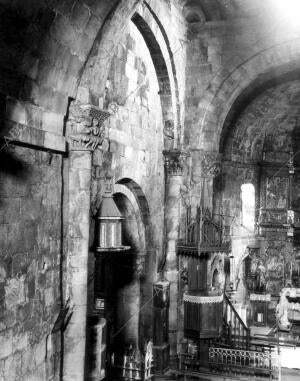 Vista interior de la iglesia del pueblo Castañeda (Cantabria)