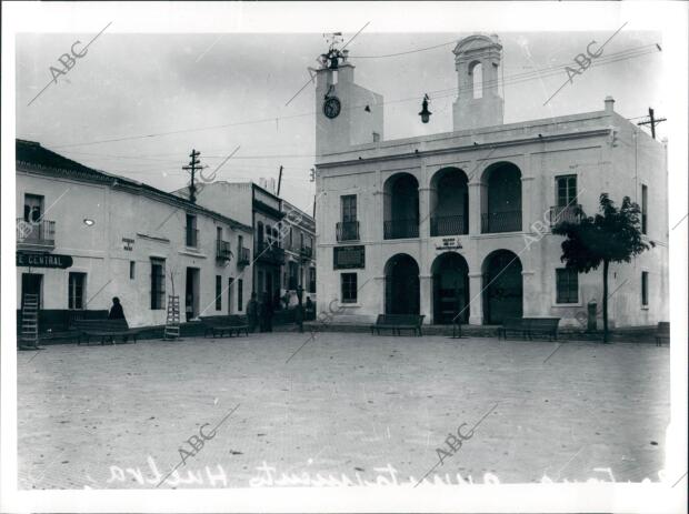 Plaza de la constitución en Cartaya, con el ayuntamiento de frente