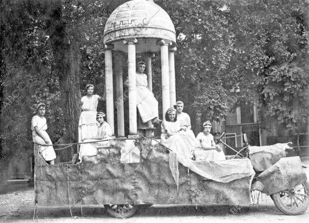 "templete Griego", carroza de la comisión de Festejos, Presentada en el coso...