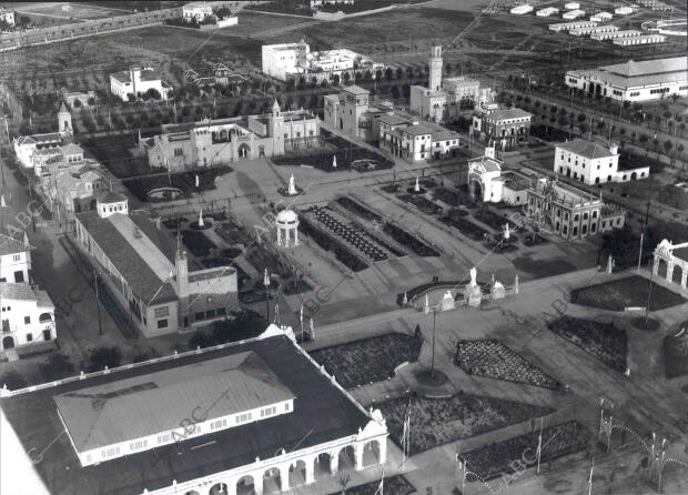 Vista aérea de la Plaza de los Conquistadores, entre la actual avenida Reina...