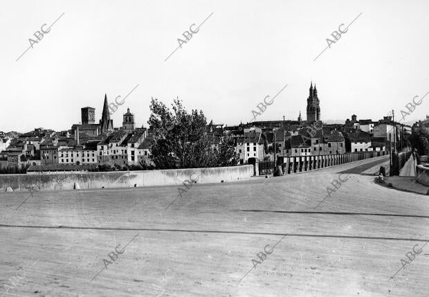 Vistas del casco antiguo: las torres de la concatedral de Santa María de la...