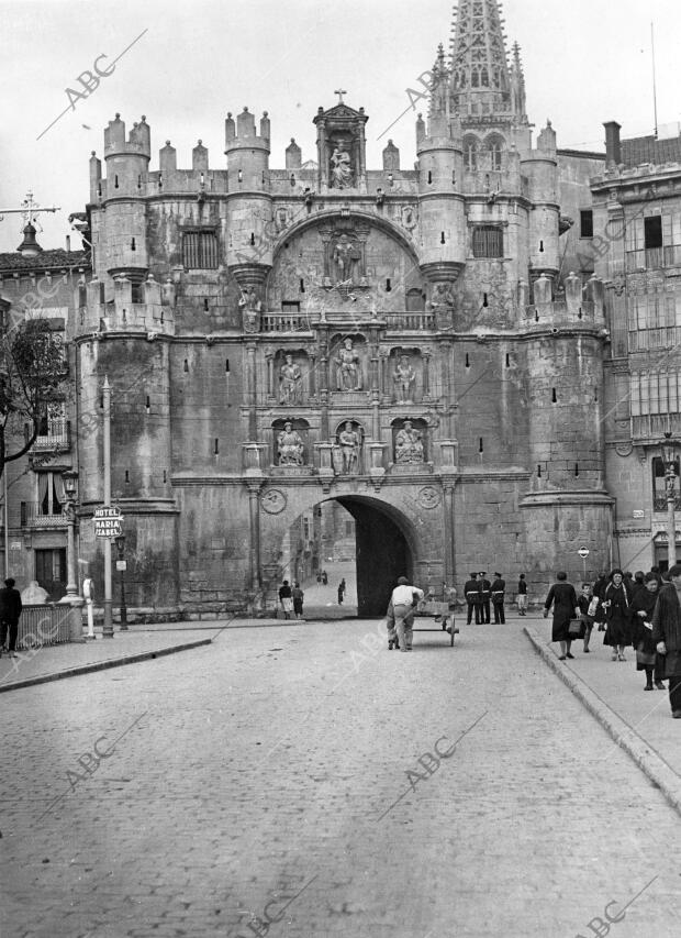 Puerta y arco de santa María