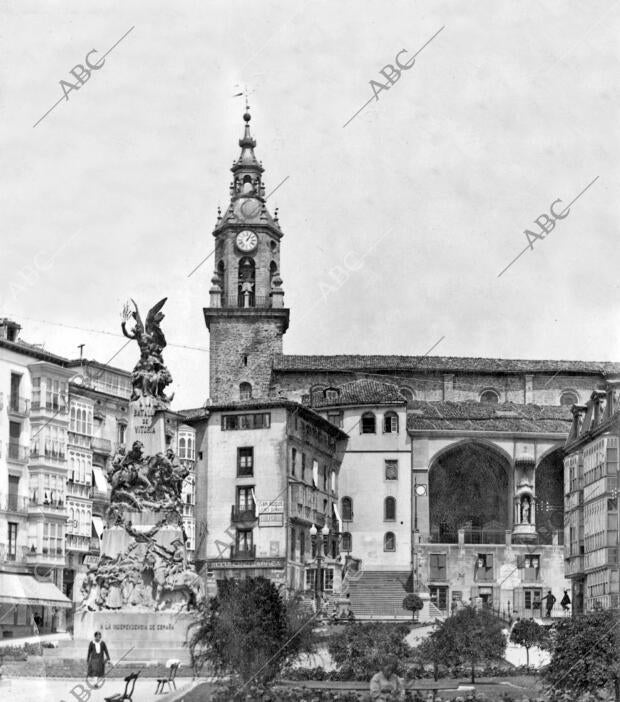 Plaza de la Virgen Blanca y monumento batalla de Vitoria