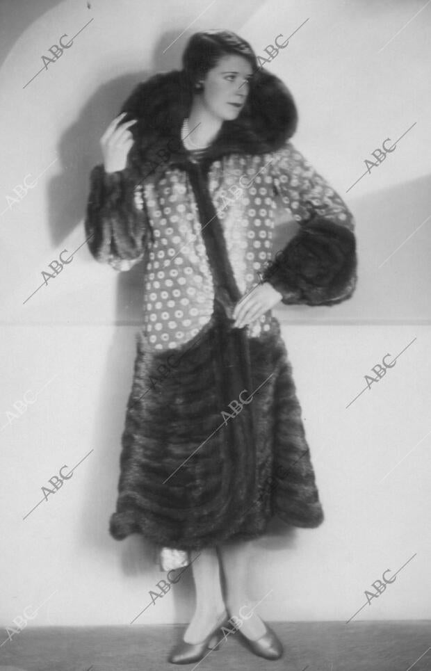 En la imagen abrigo de tisú de Oro, con Florecillas de Colores, Adornado de...