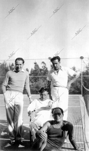 López Rubio y Neville, de pie, junto a Charlie Chaplin y Ugarte