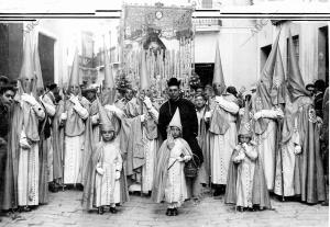 (CA.) Nazarenitos de la hermandad de San Esteban por las calles del barrio...