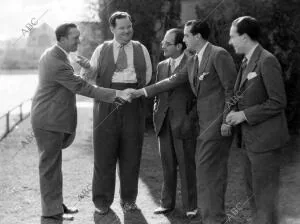 Aquí Vemos A Ugarte, Edgar Neville y López Rubio en Hollywood, Saludando A los...