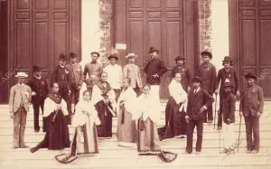 Grupo de filipinos, venidos para la Exposición Universal de Sevilla