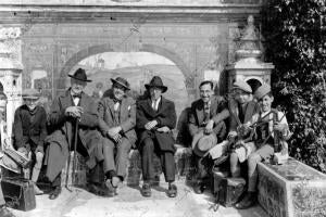 Ángel Gelán, junto a Juan José Serrano, en la plaza de España