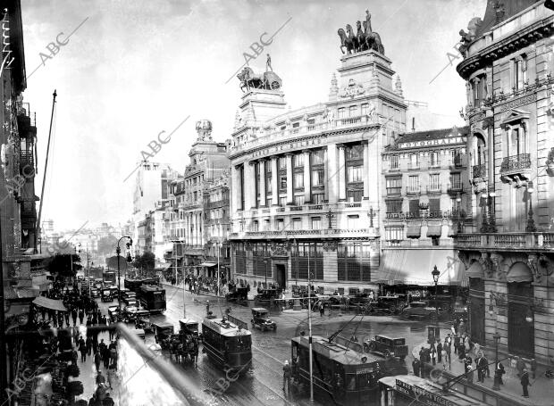 Banco de Bilbao, uno de los numerosos edificios emblemáticos de la calle de...