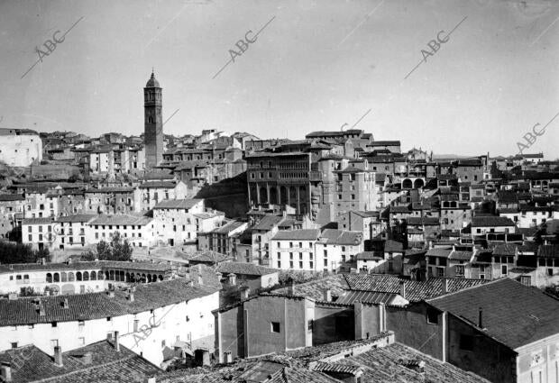 Al fondo la torre Múdejar de la Magdalena (Zaragoza)