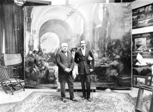 Gonzalo Bilbao con Alfonso Xiii ante el cuadro las Cigarreras, en la...