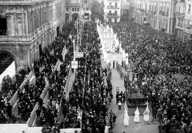 Las Solemnes y Tipicas Procesiones A su paso Pr la plaza de san Francisco