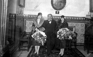 Las Actrices Señoras catalina Bárcena y Carmen Díaz, con el poeta Eduardo...