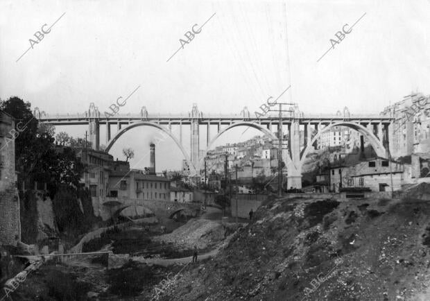 Vista parcial del puente de san Jorge sobre el río Barchell