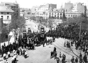 Cortejo fúnebre que Trasladó los Restos Mortales de D. Torcuato Luca de tena...