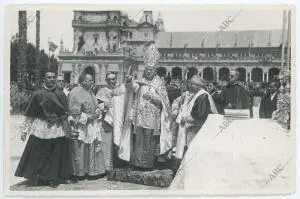 El Cardenal Arzobispo Sr. Eustaquio Ilundain bendice la exposición