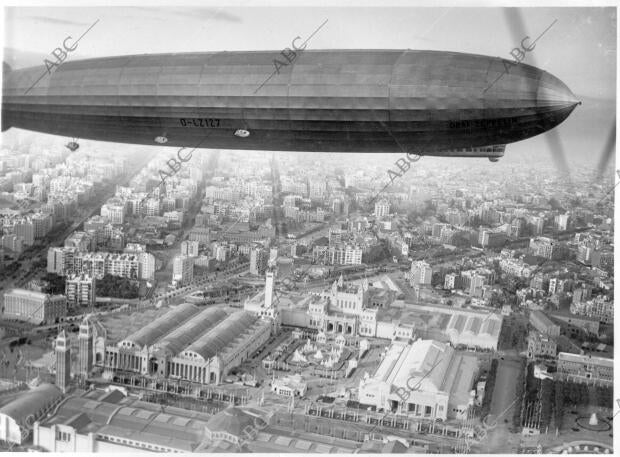 El dirigible Conde Zeppelin sobrevolando la ciudad condal durante la celebración...