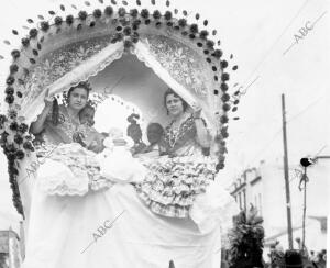 Típicas Carretas Ocupadas por Bellas Señoritas que Acompañan A la Virgen camino...