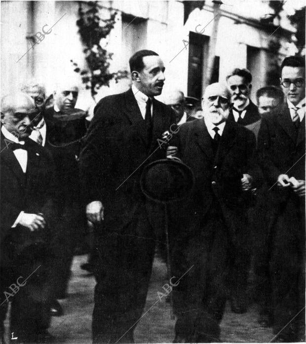 S.M. el Rey D. Alfonso Xiii Llevando del brazo al insigne bacteriólogo doctor D....