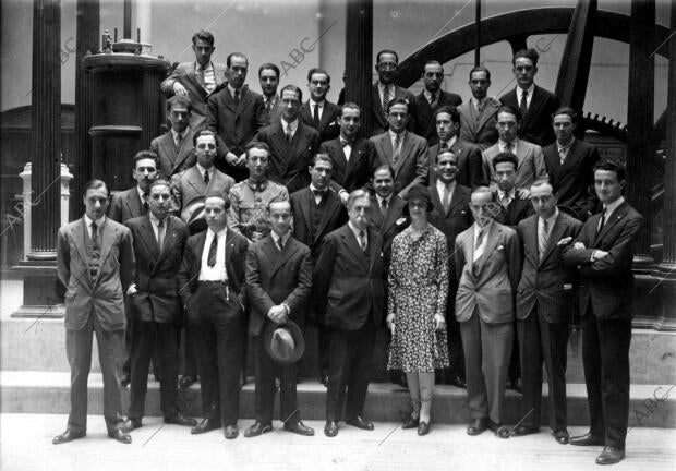 La Señorita Pilar Careaga, con sus Profesores y Compañeros de Promoción, tras...