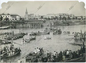 En la imagen, el Guadalquivir durante la celebración de las cucañas, regatas y...