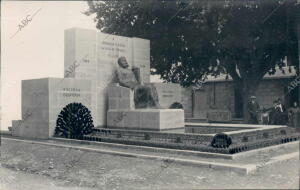 Monumento A Joaquin costa en Graus, obra del arquitecto García Mercadal y del...