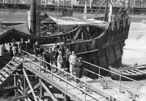 Los Infantes, don Jaime, doña Beatriz y doña Cristina al salir de visitar la...